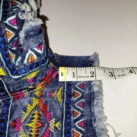 Fashion Express Embroidered Aztec print western acid wash shorts Size Large - Picture 7 of 7